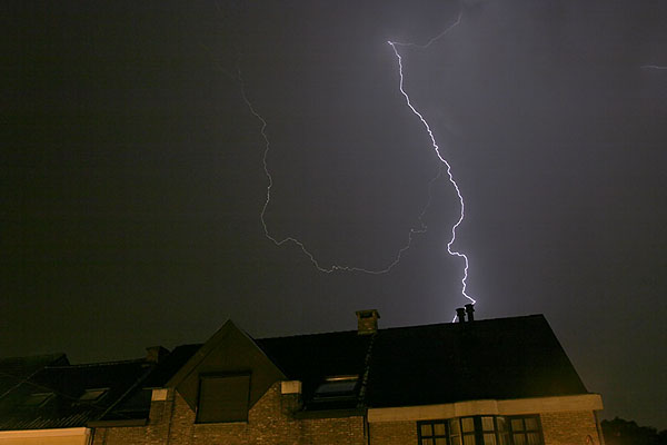 lightning cloud to earth